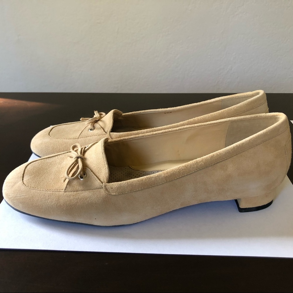 SoftWalk suede shoe 6.5